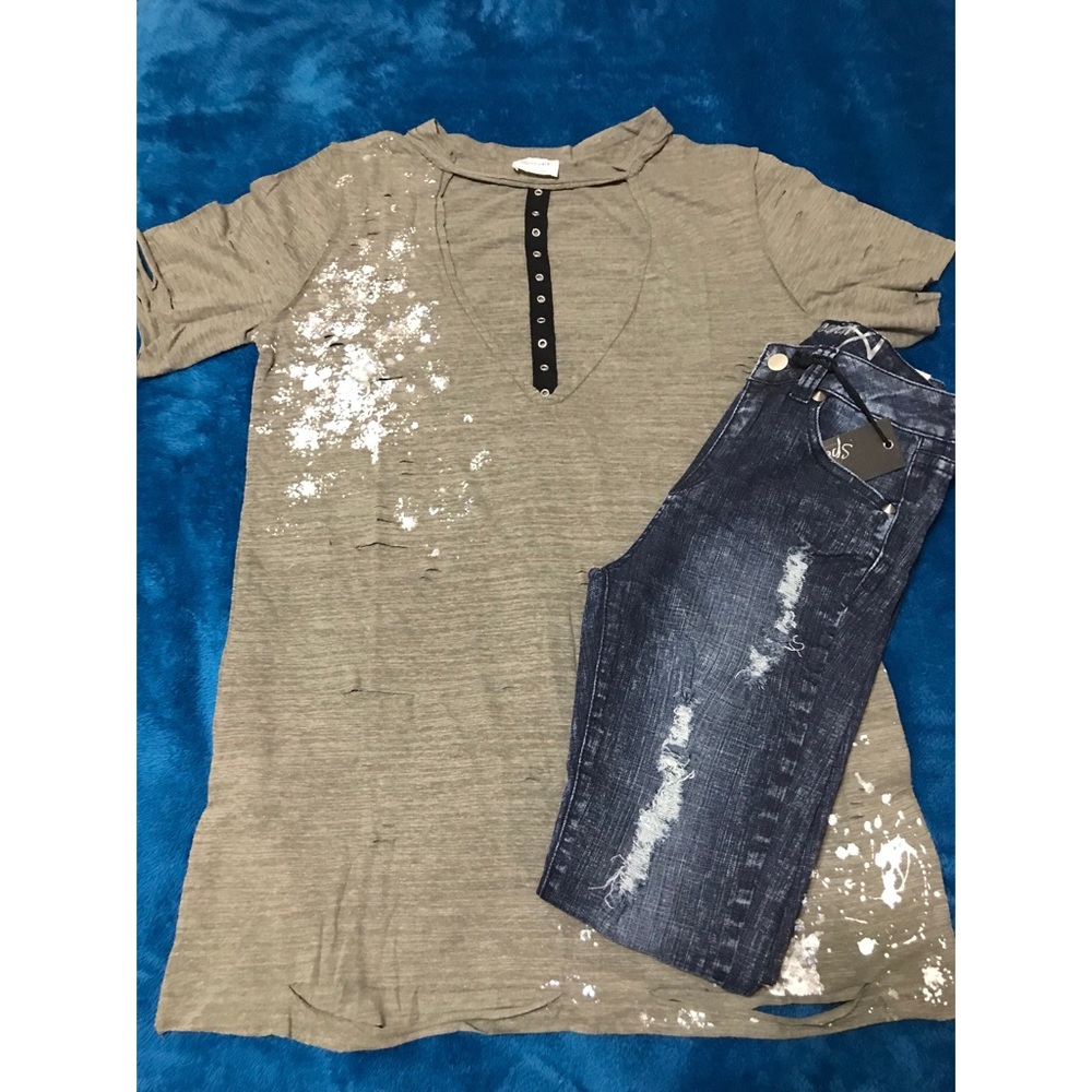 ⭐️3/$20 LAST ONE!! Women’s Distressed Keyhole Tee - Picture 3 of 6